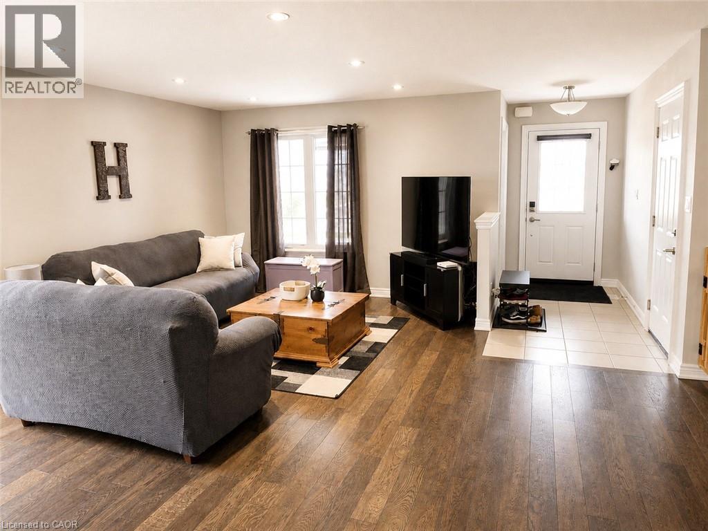 112 Anastasia Boulevard, Smithville, Ontario