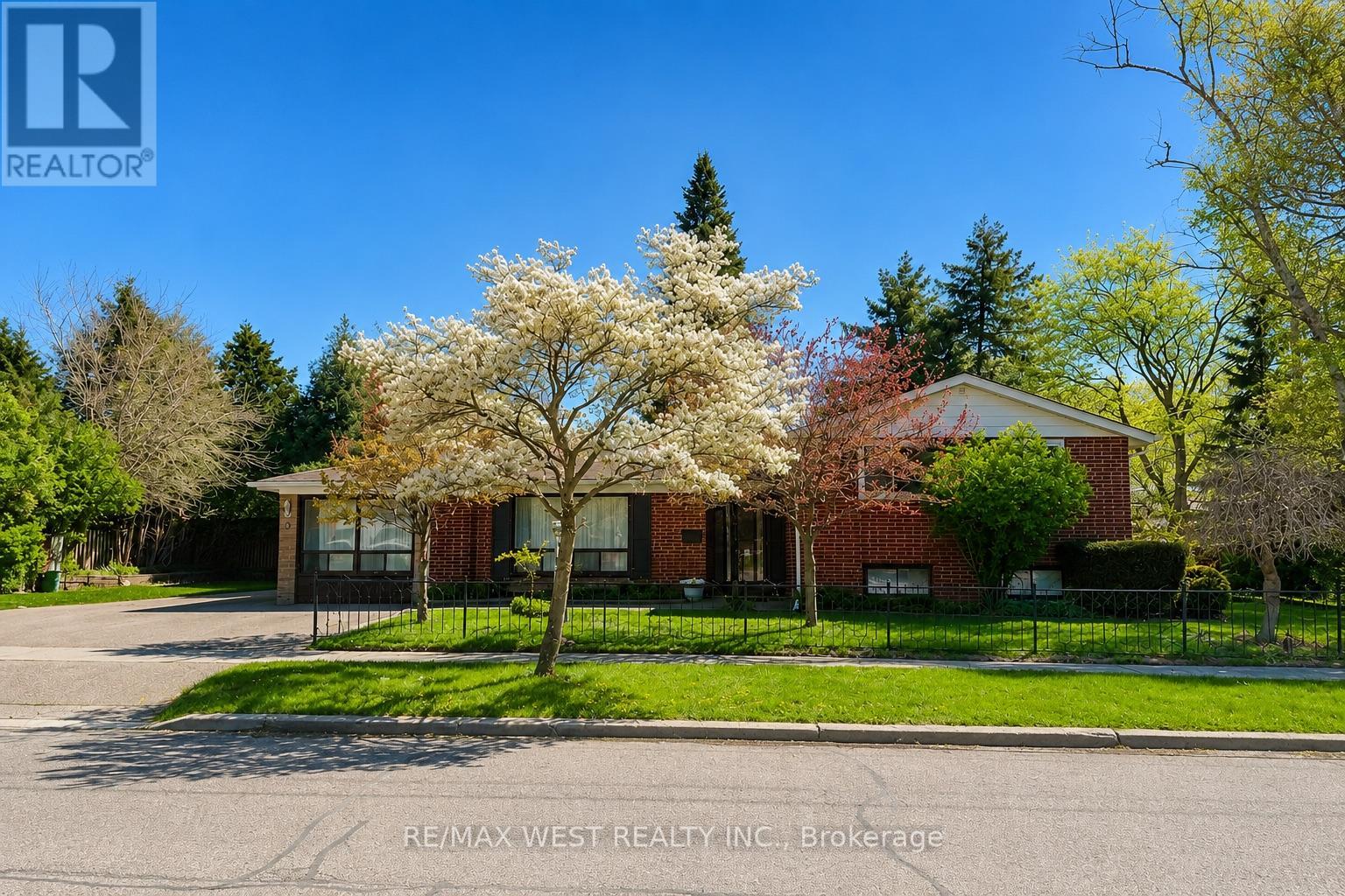 2 Lisburn Crescent, Toronto (don Valley Village), Ontario