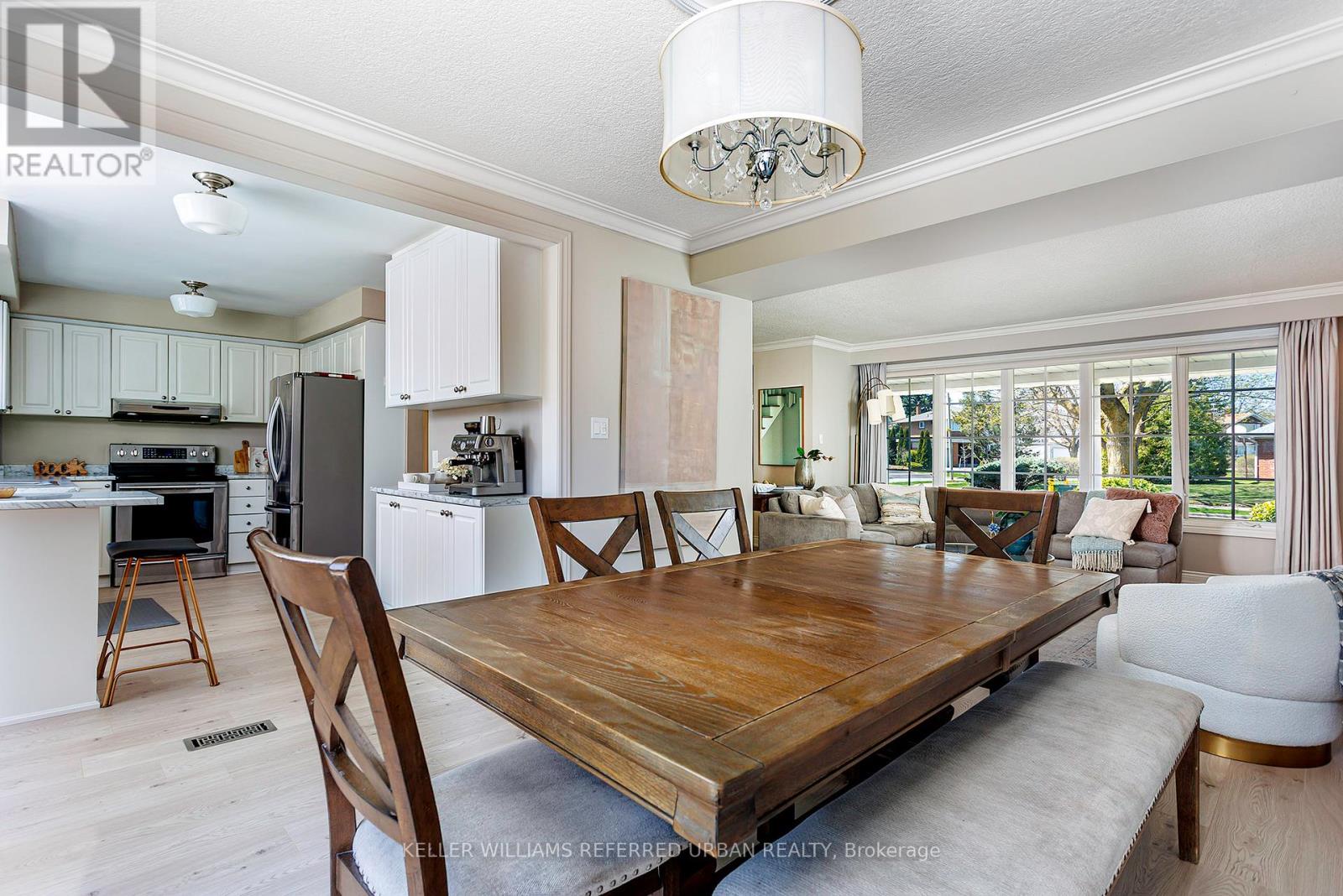 8 Markwood Crescent, Toronto (markland Wood), Ontario
