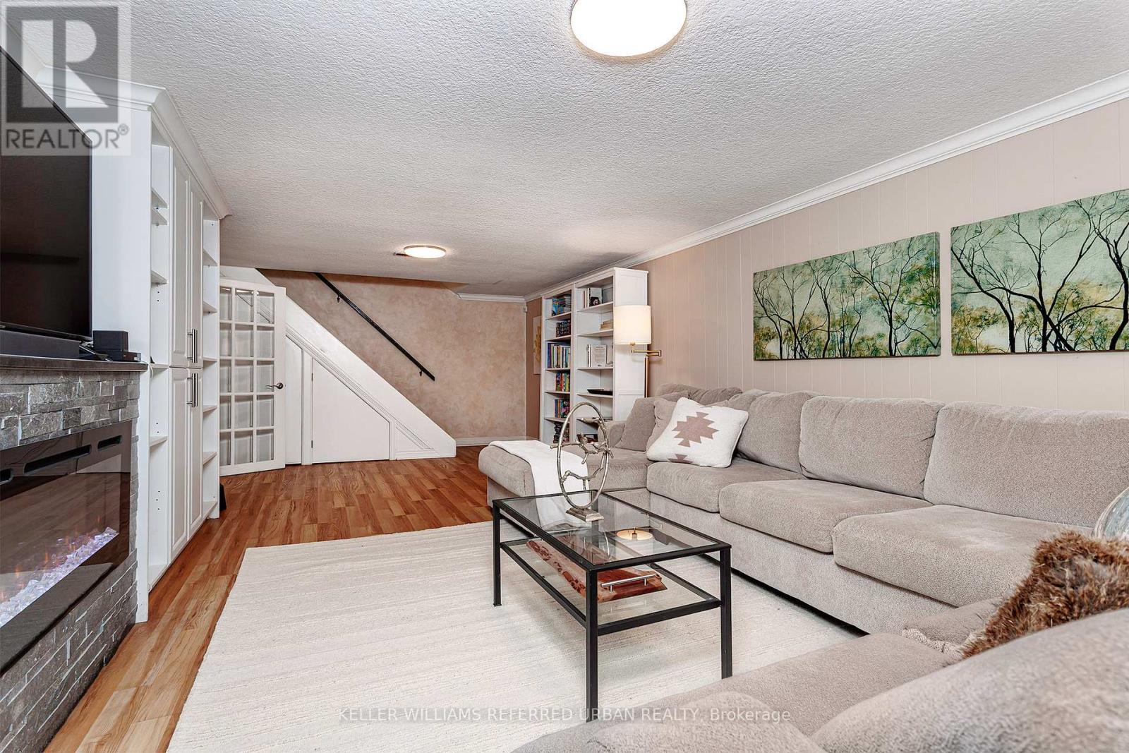 8 Markwood Crescent, Toronto (markland Wood), Ontario