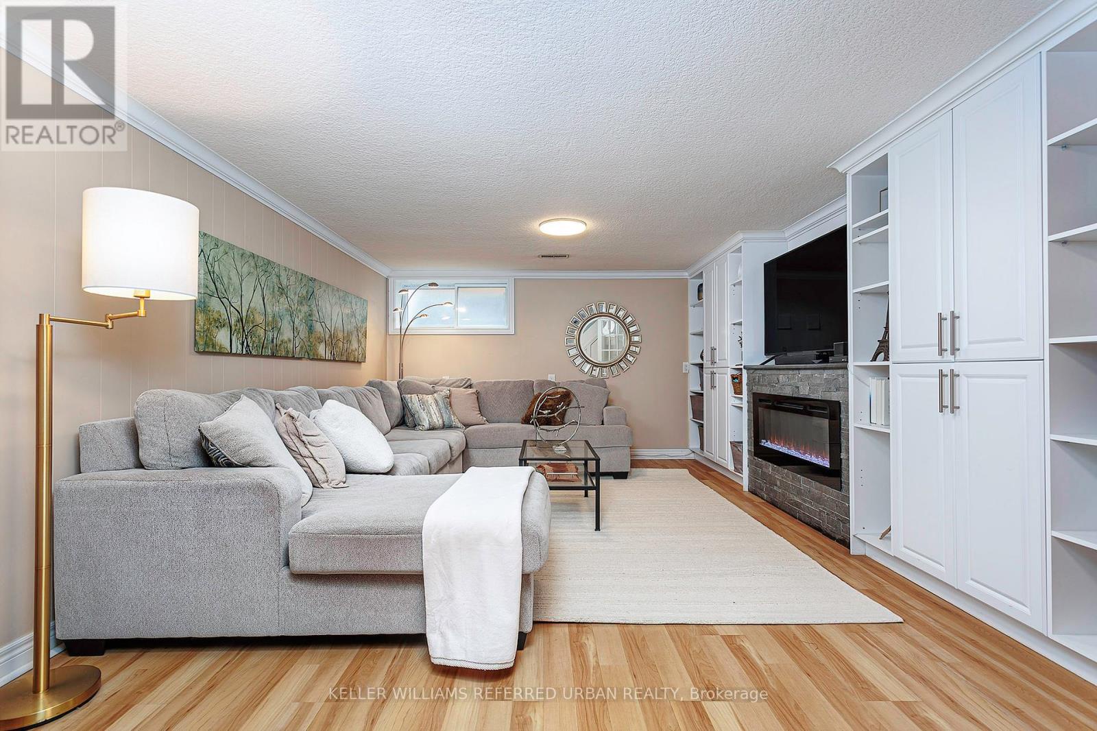 8 Markwood Crescent, Toronto (markland Wood), Ontario
