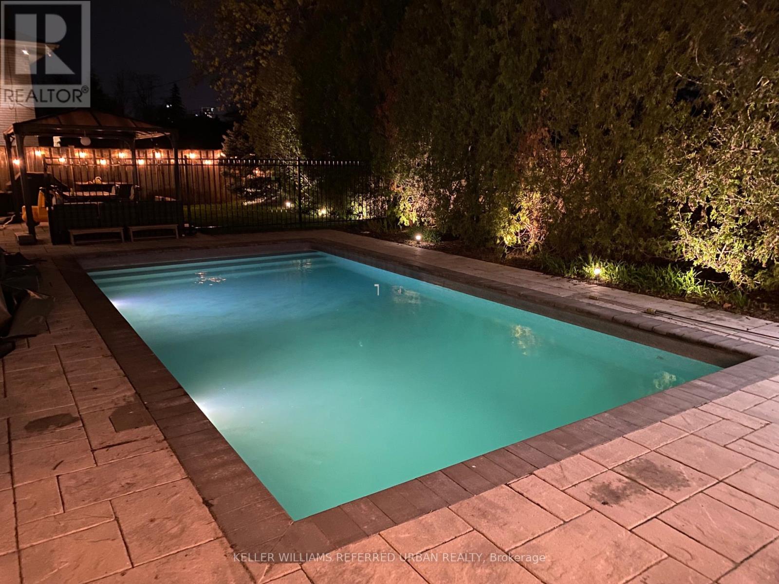 8 Markwood Crescent, Toronto (markland Wood), Ontario
