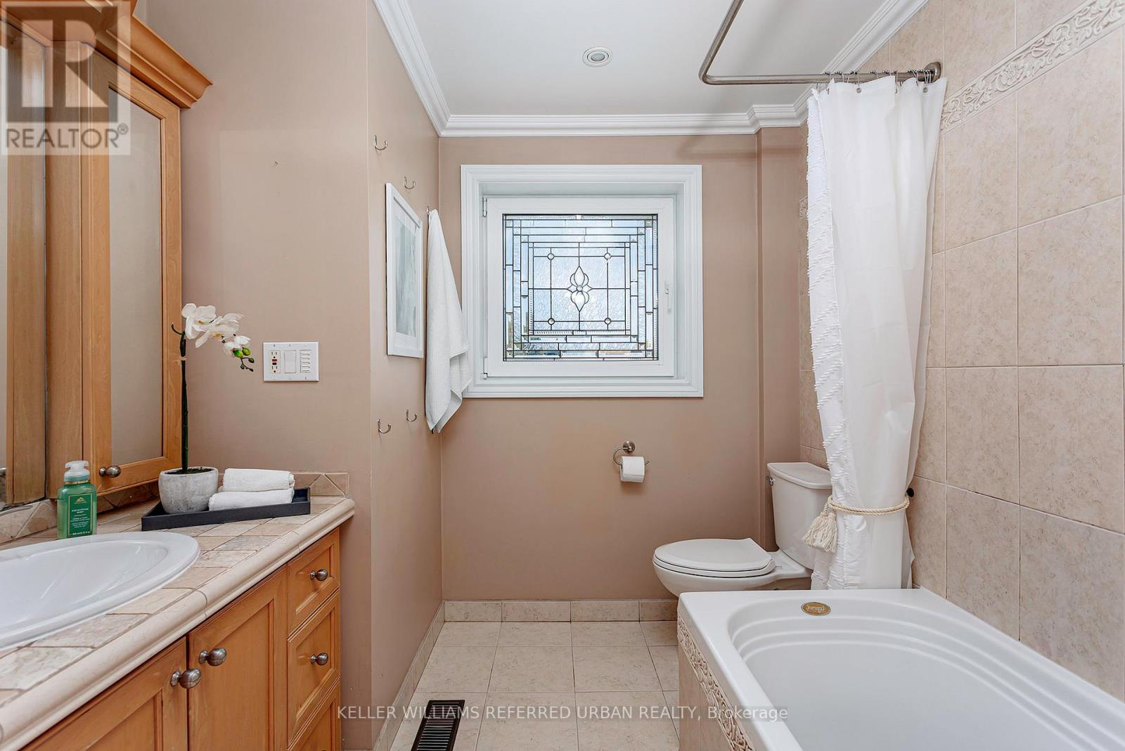 8 Markwood Crescent, Toronto (markland Wood), Ontario
