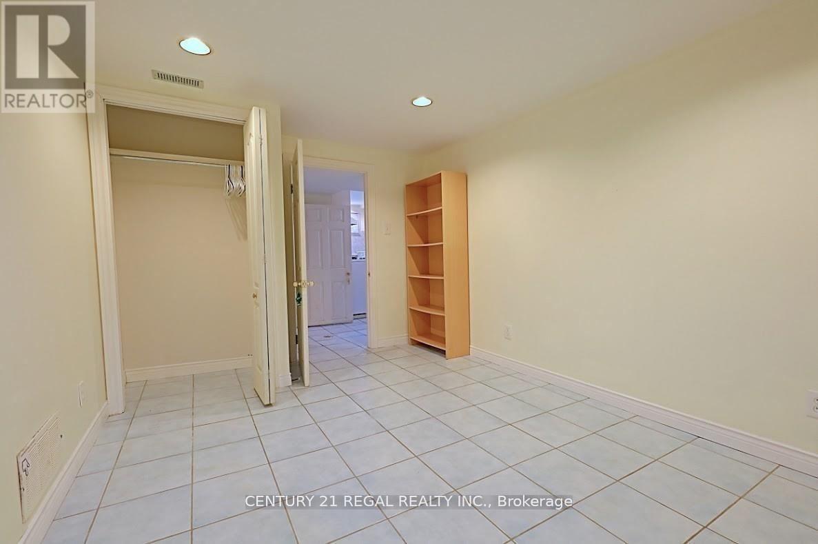 9 Guiness Avenue, Toronto (west Humber-clairville), Ontario