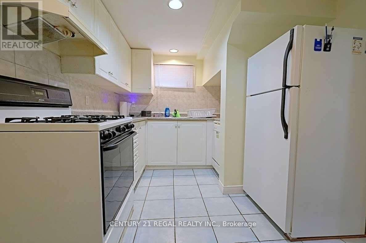 9 Guiness Avenue, Toronto (west Humber-clairville), Ontario
