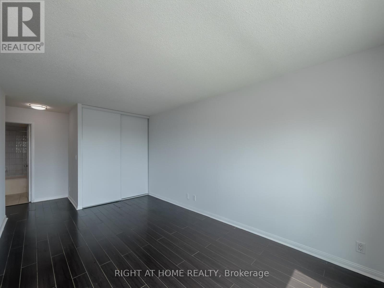 1008 - 8 Lee Centre Drive, Toronto (woburn), Ontario