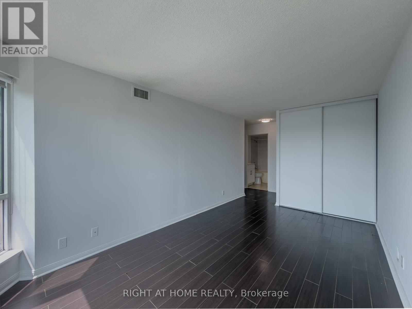1008 - 8 Lee Centre Drive, Toronto (woburn), Ontario