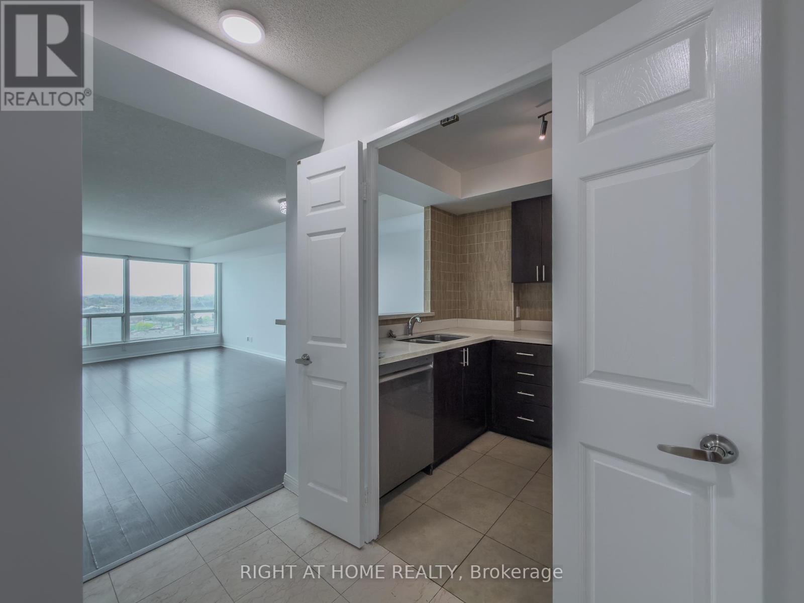 1008 - 8 Lee Centre Drive, Toronto (woburn), Ontario