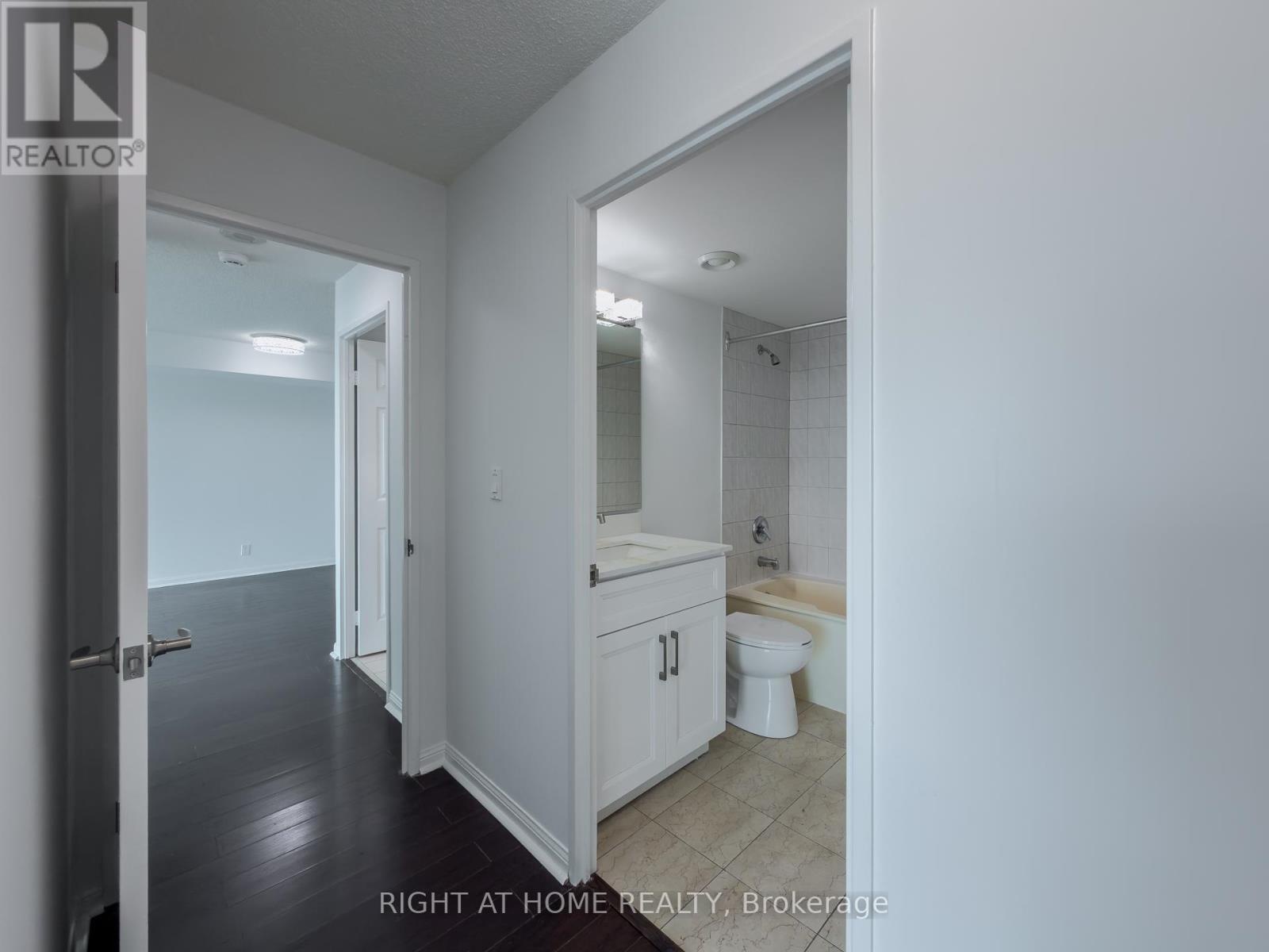 1008 - 8 Lee Centre Drive, Toronto (woburn), Ontario