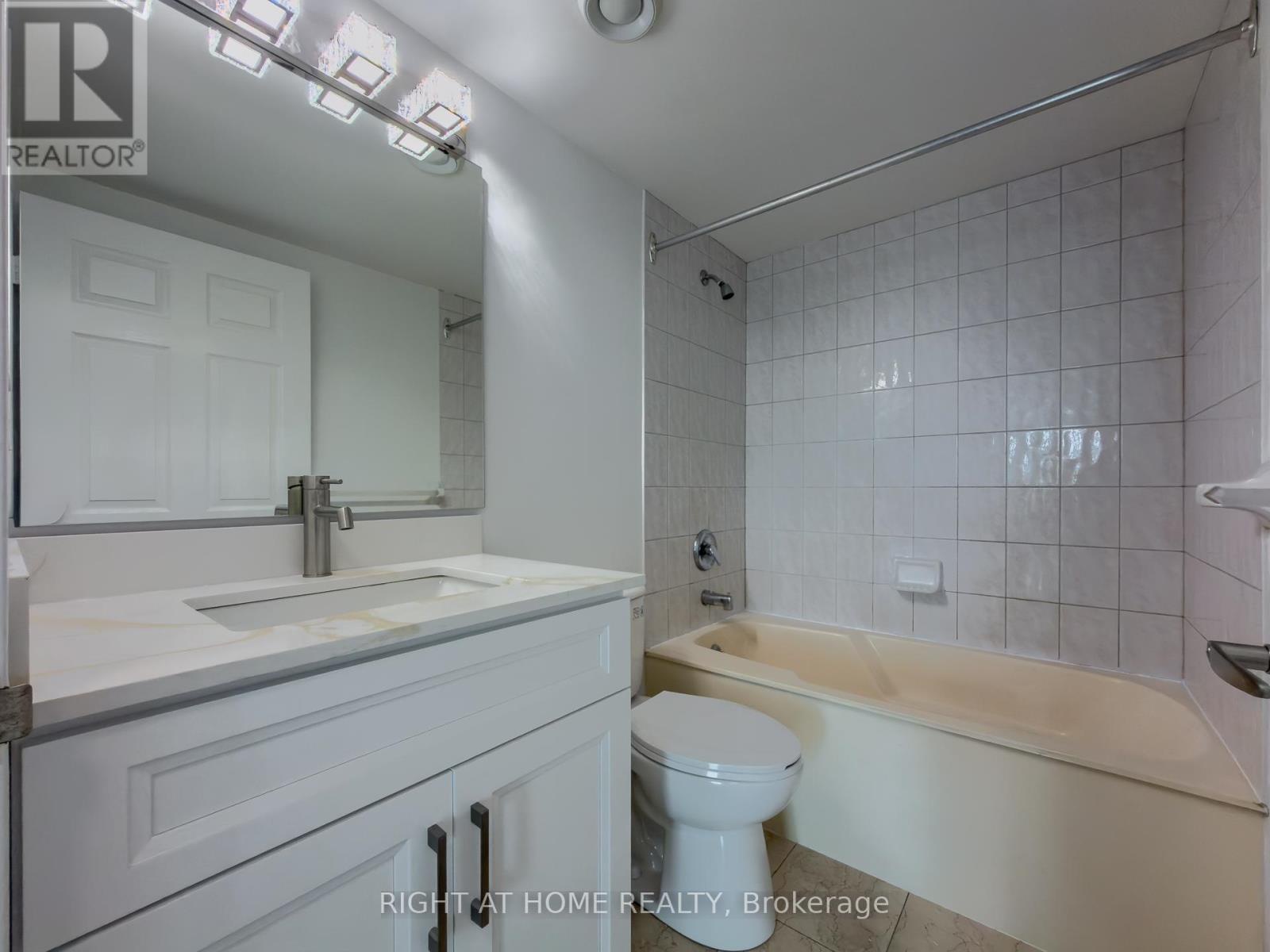 1008 - 8 Lee Centre Drive, Toronto (woburn), Ontario