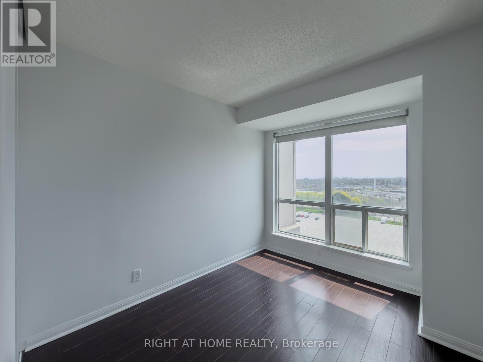 1008 - 8 Lee Centre Drive, Toronto (woburn), Ontario