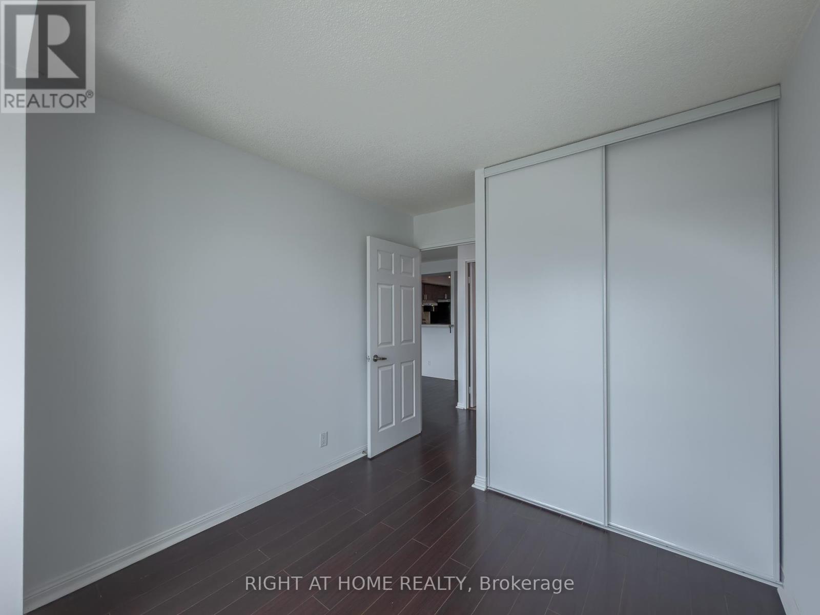 1008 - 8 Lee Centre Drive, Toronto (woburn), Ontario