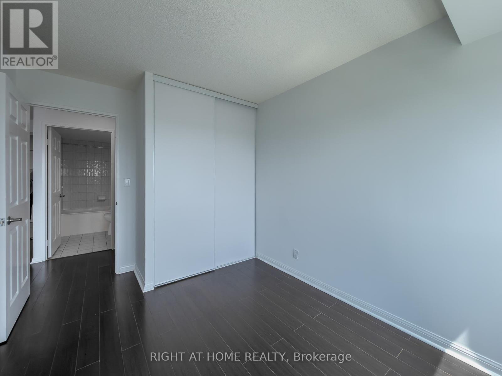 1008 - 8 Lee Centre Drive, Toronto (woburn), Ontario