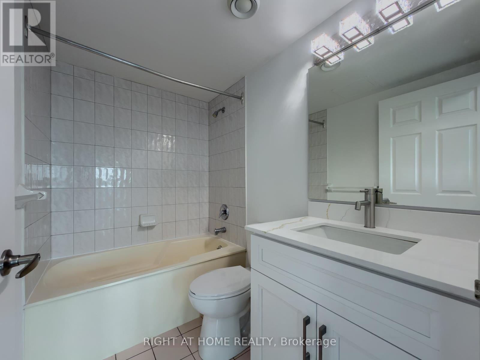 1008 - 8 Lee Centre Drive, Toronto (woburn), Ontario