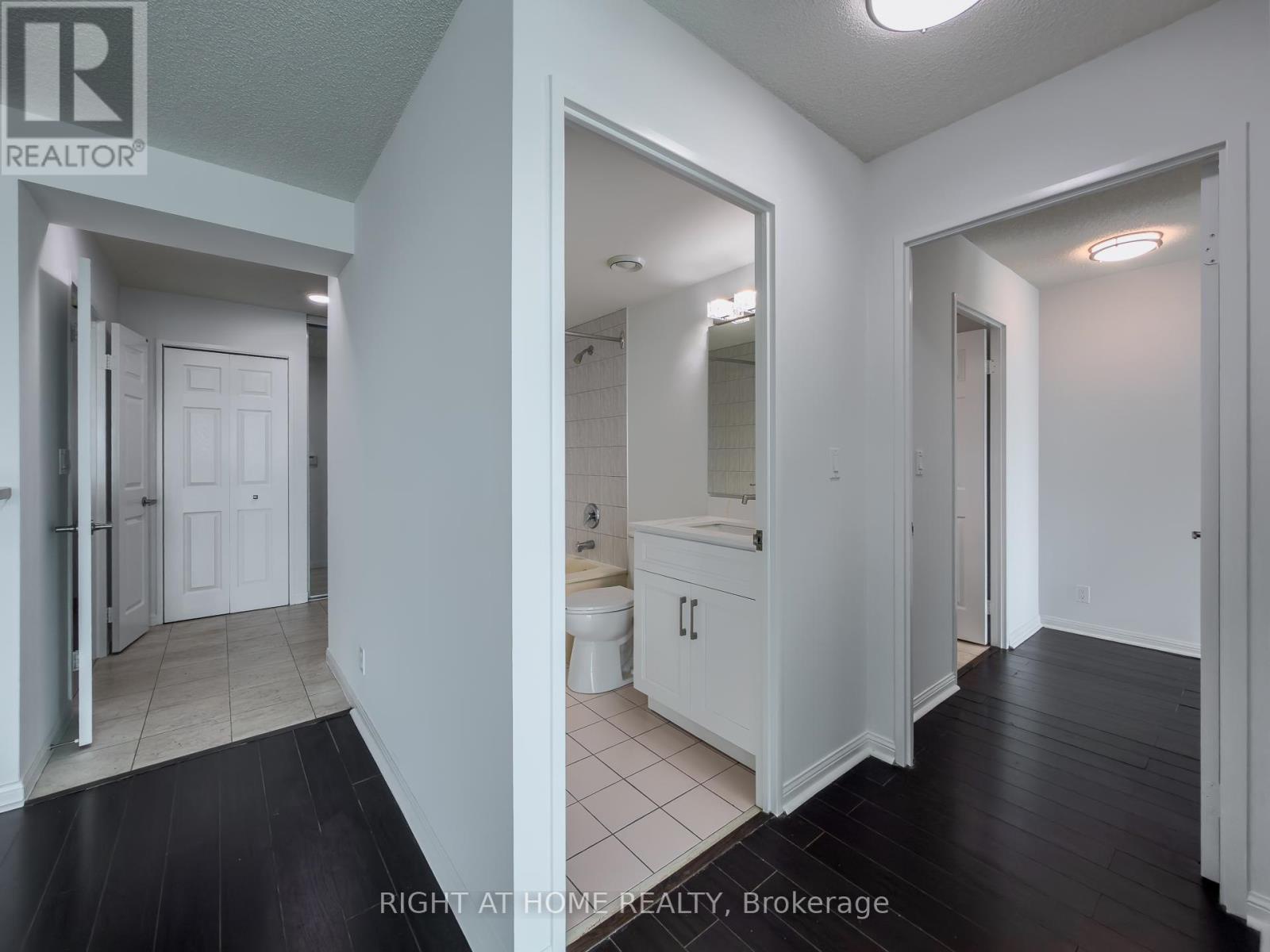 1008 - 8 Lee Centre Drive, Toronto (woburn), Ontario