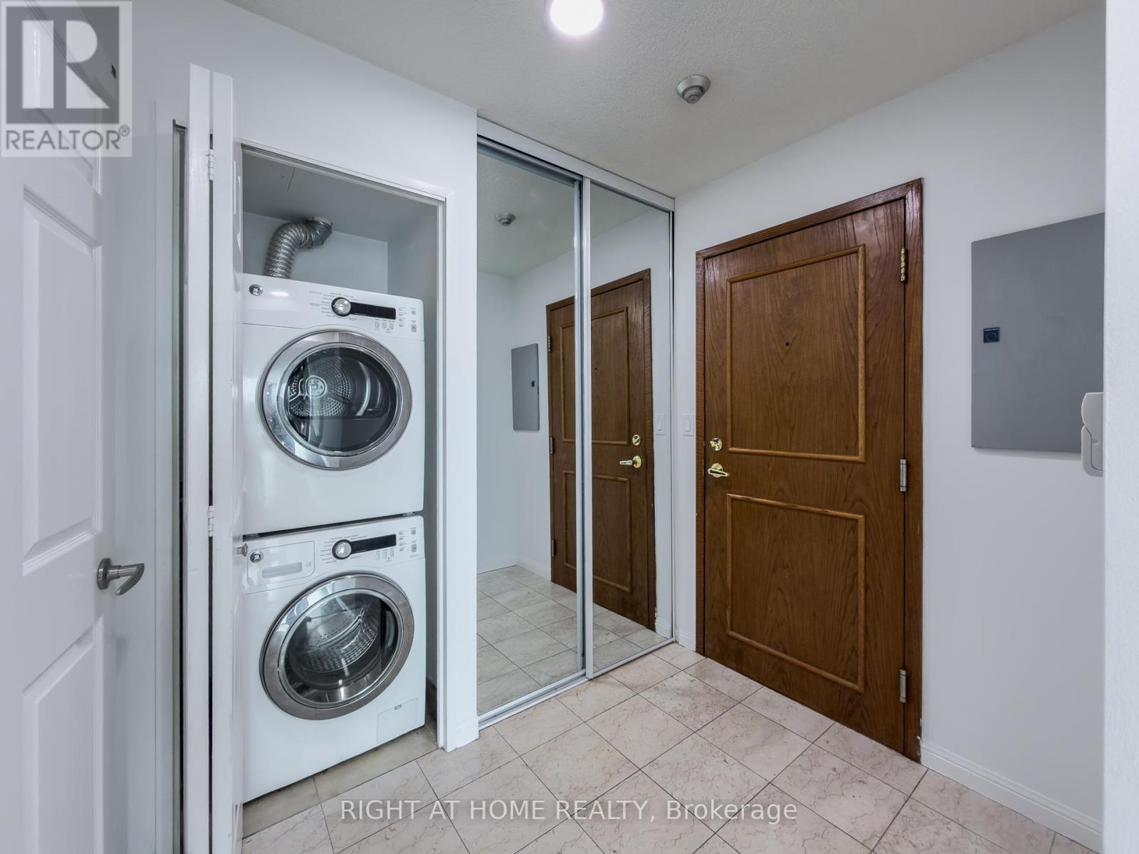 1008 - 8 Lee Centre Drive, Toronto (woburn), Ontario