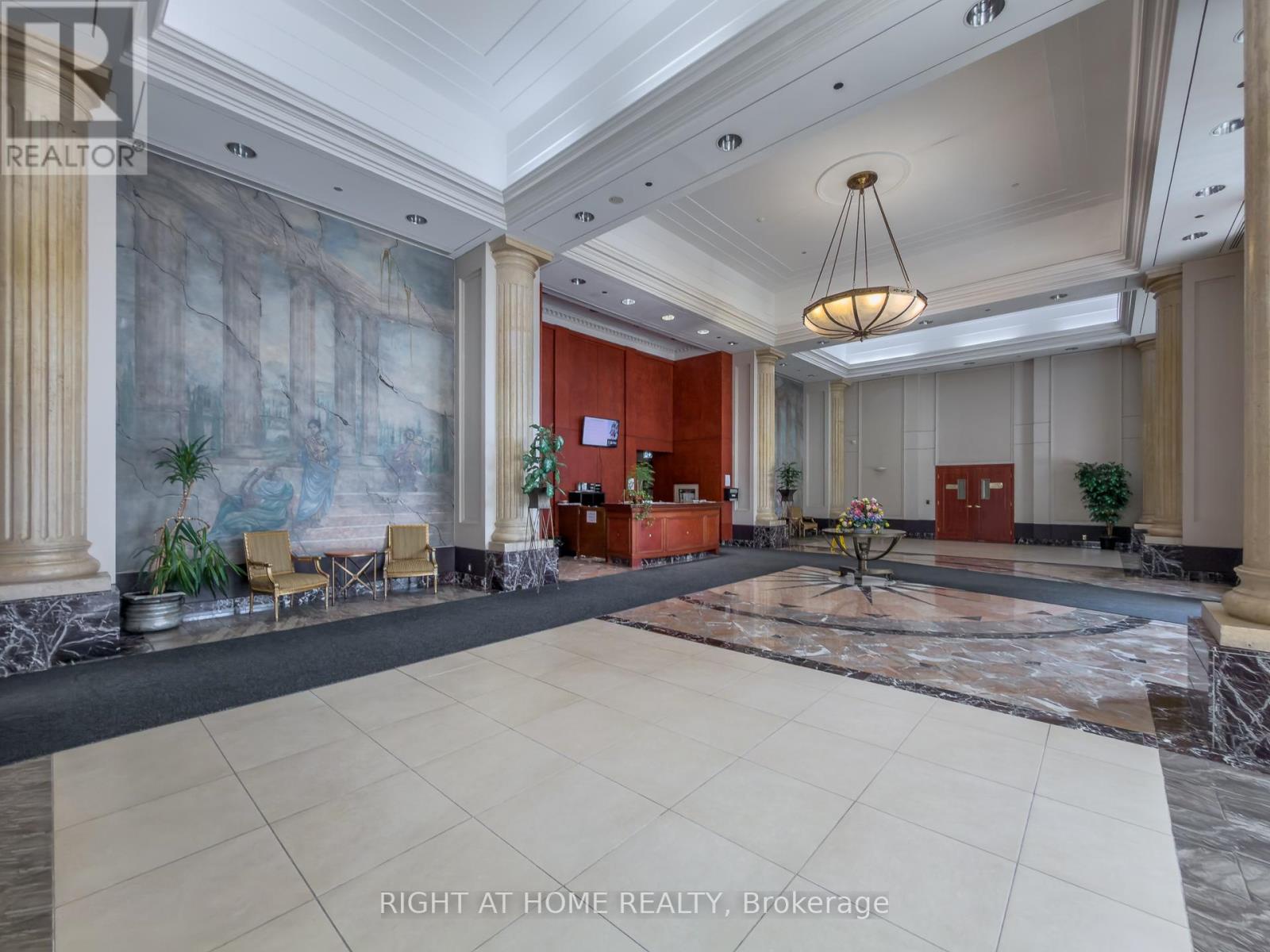 1008 - 8 Lee Centre Drive, Toronto (woburn), Ontario