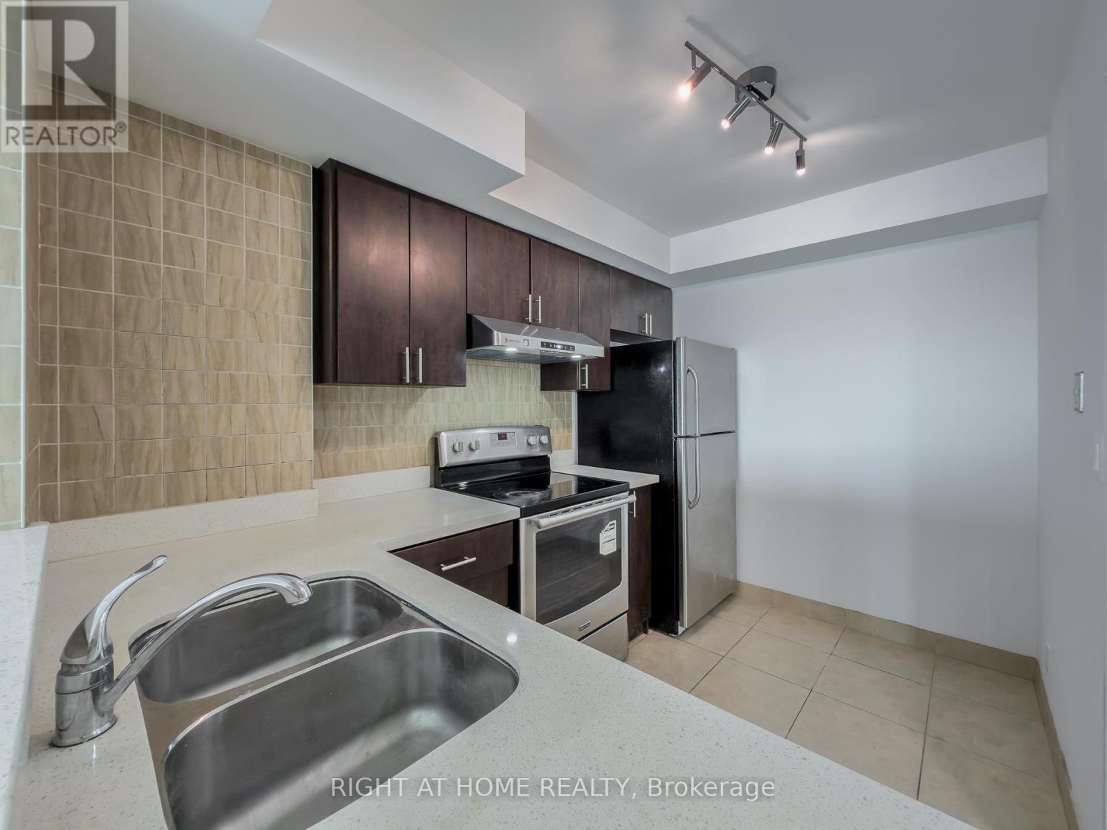 1008 - 8 Lee Centre Drive, Toronto (woburn), Ontario