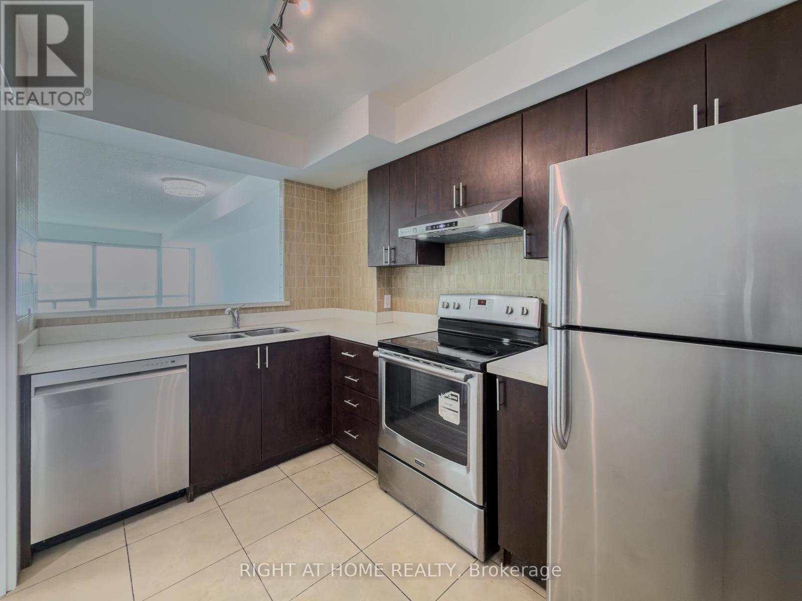 1008 - 8 Lee Centre Drive, Toronto (woburn), Ontario