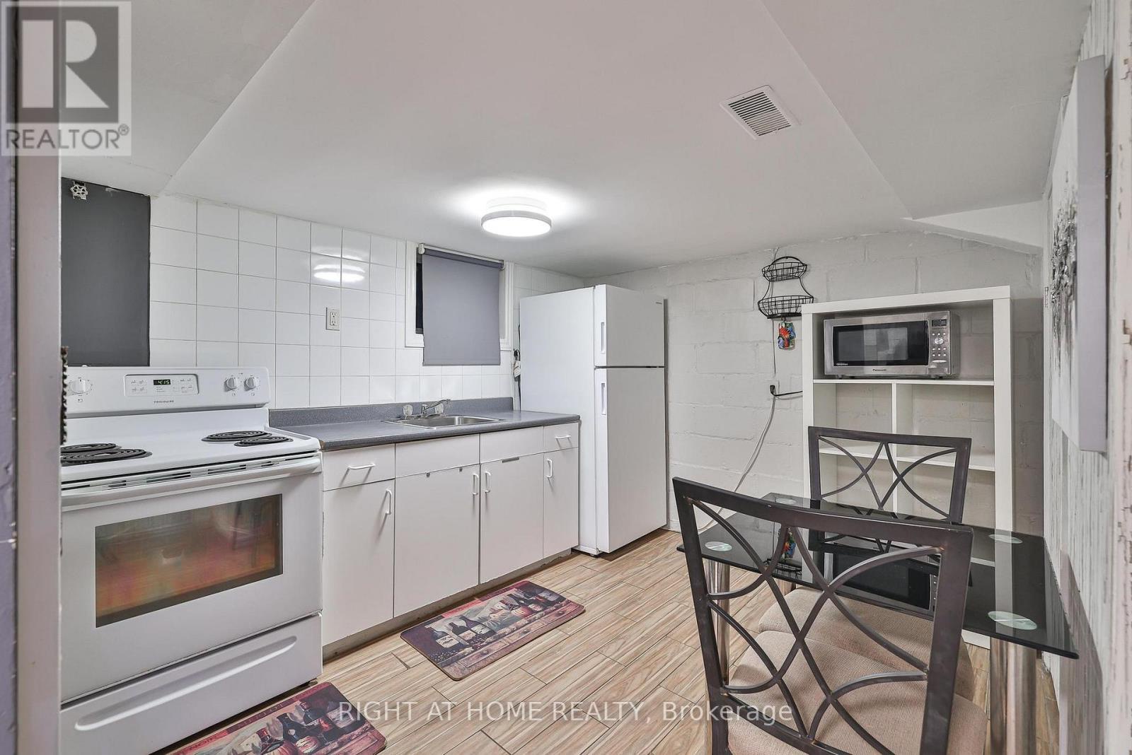 35 Dayton Avenue, Toronto (stonegate-queensway), Ontario