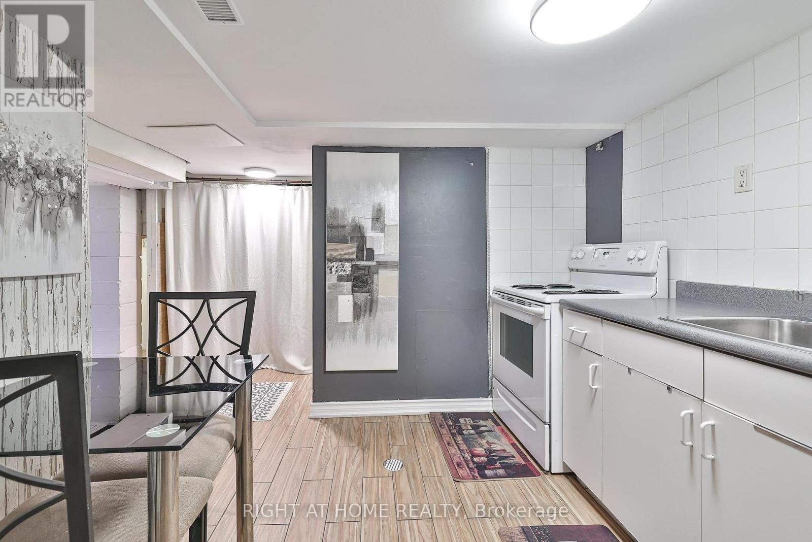 35 Dayton Avenue, Toronto (stonegate-queensway), Ontario