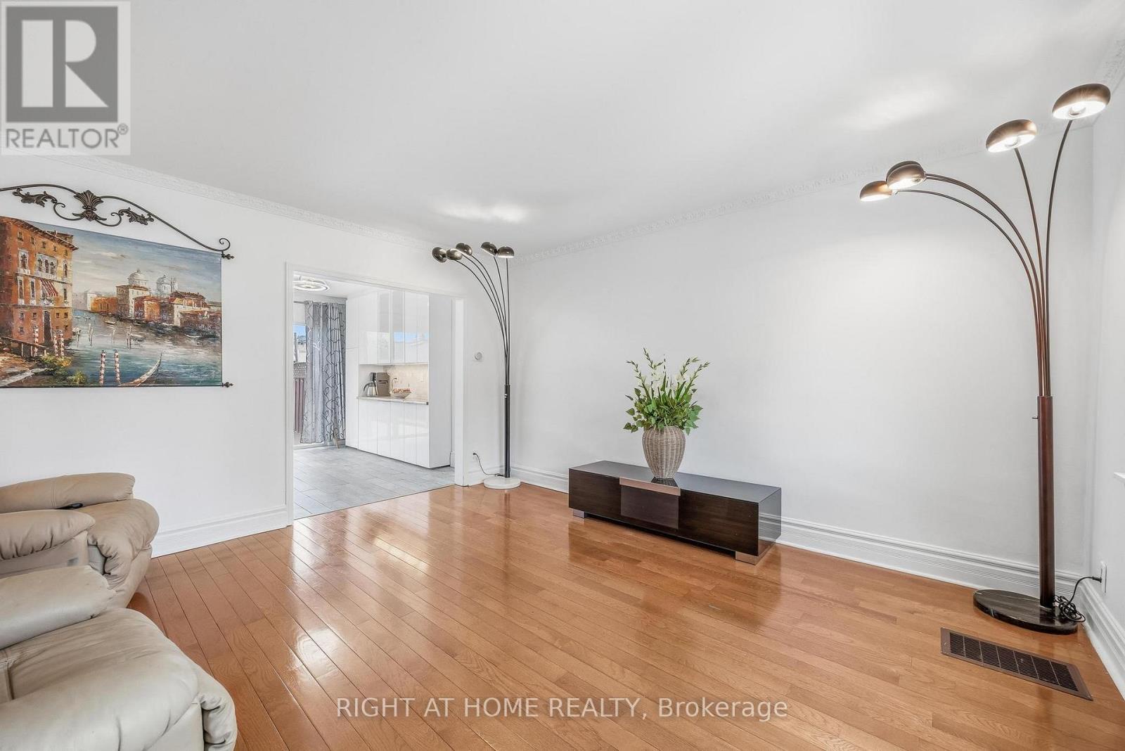 35 Dayton Avenue, Toronto (stonegate-queensway), Ontario