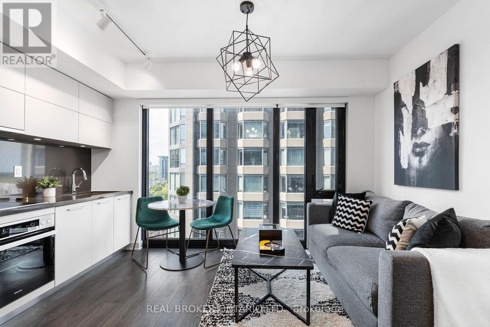 1913 - 188 Cumberland Street, Toronto (annex), Ontario