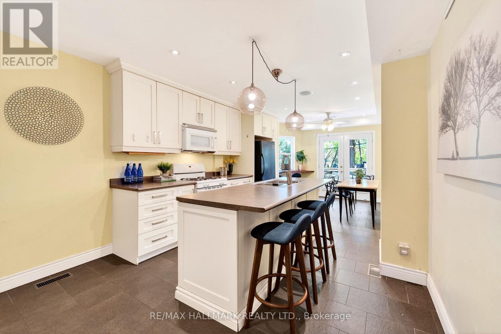 17 Mountalan Avenue, Toronto (greenwood-coxwell), Ontario