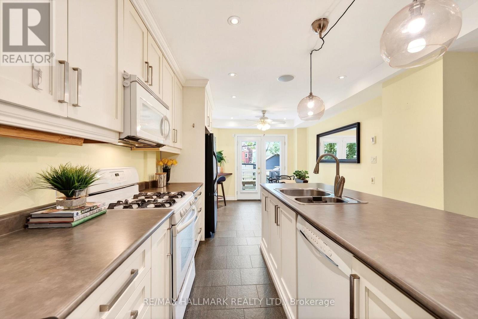 17 Mountalan Avenue, Toronto (greenwood-coxwell), Ontario