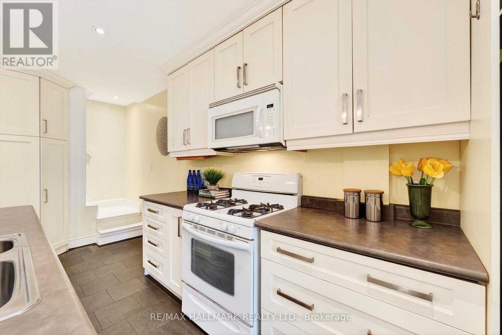 17 Mountalan Avenue, Toronto (greenwood-coxwell), Ontario