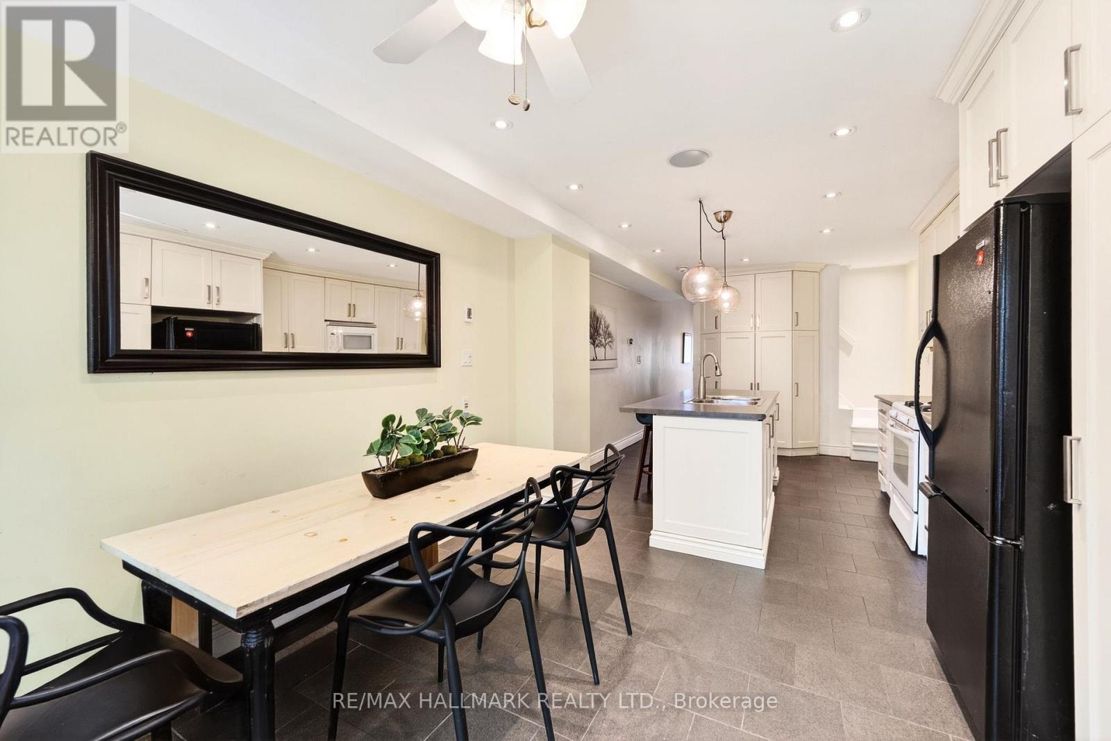 17 Mountalan Avenue, Toronto (greenwood-coxwell), Ontario