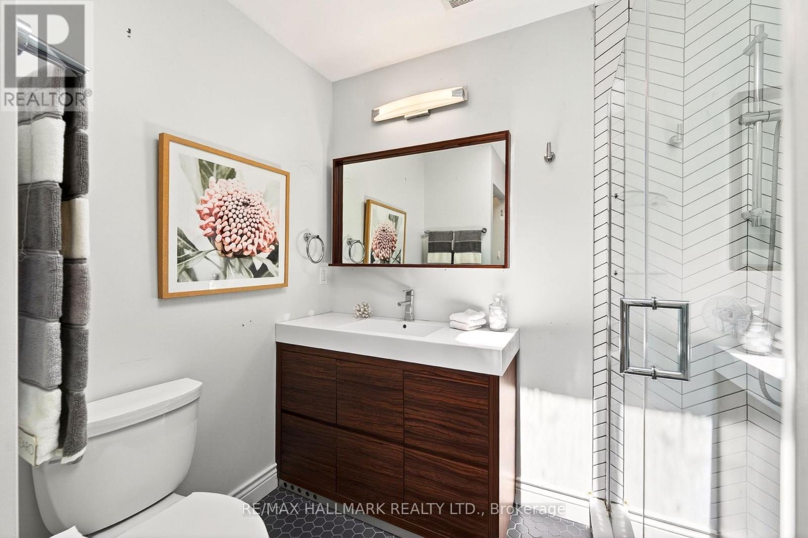 17 Mountalan Avenue, Toronto (greenwood-coxwell), Ontario