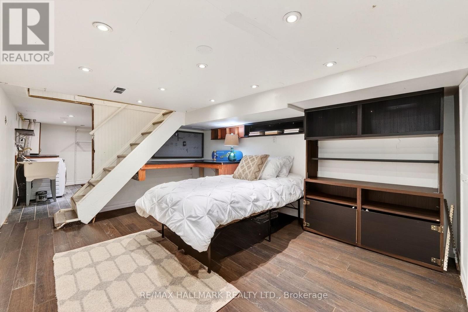 17 Mountalan Avenue, Toronto (greenwood-coxwell), Ontario
