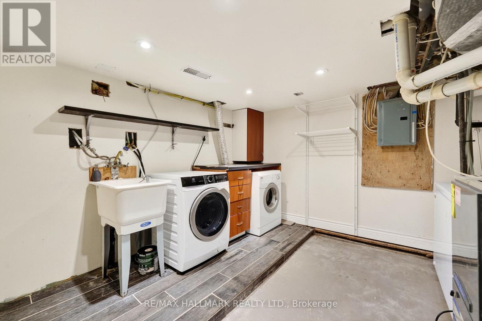17 Mountalan Avenue, Toronto (greenwood-coxwell), Ontario