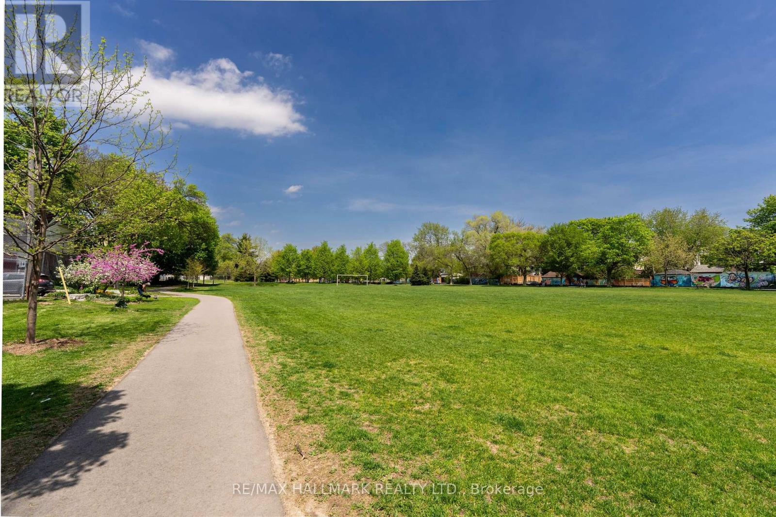 17 Mountalan Avenue, Toronto (greenwood-coxwell), Ontario