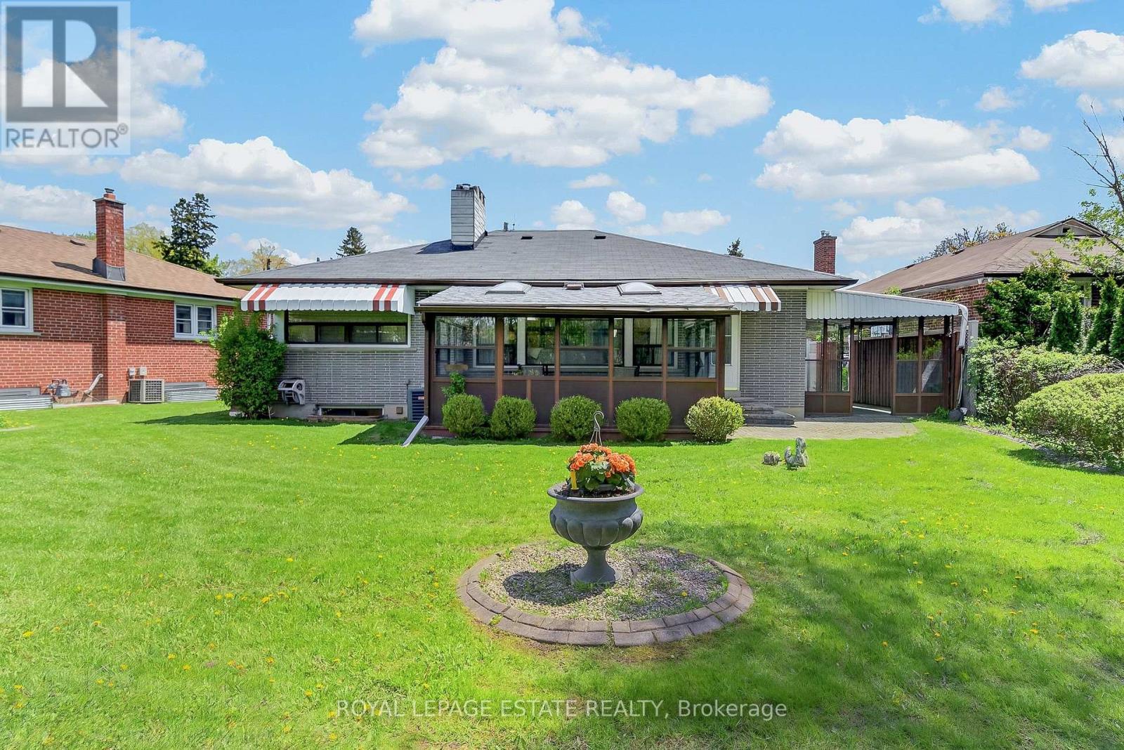 8 Wallbridge Court, Toronto (willowdale West), Ontario