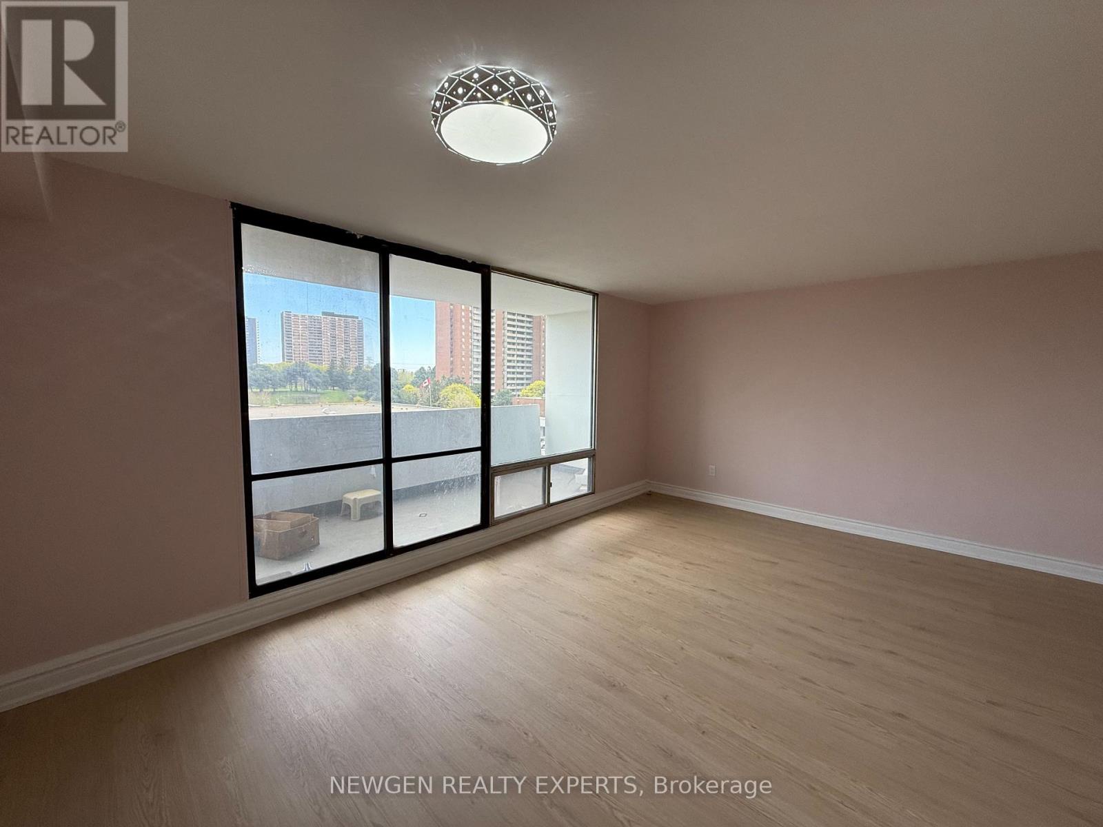 502 - 3 Massey Square, Toronto (crescent Town), Ontario
