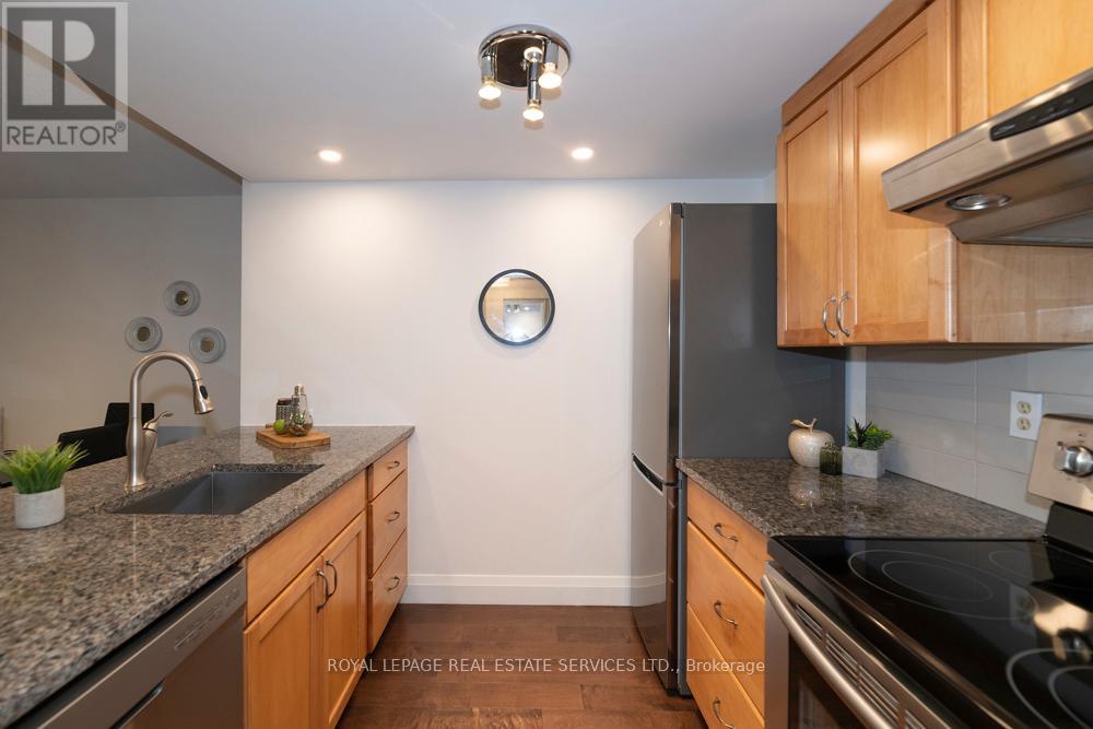 320 - 711 Bay Street, Toronto (bay Street Corridor), Ontario
