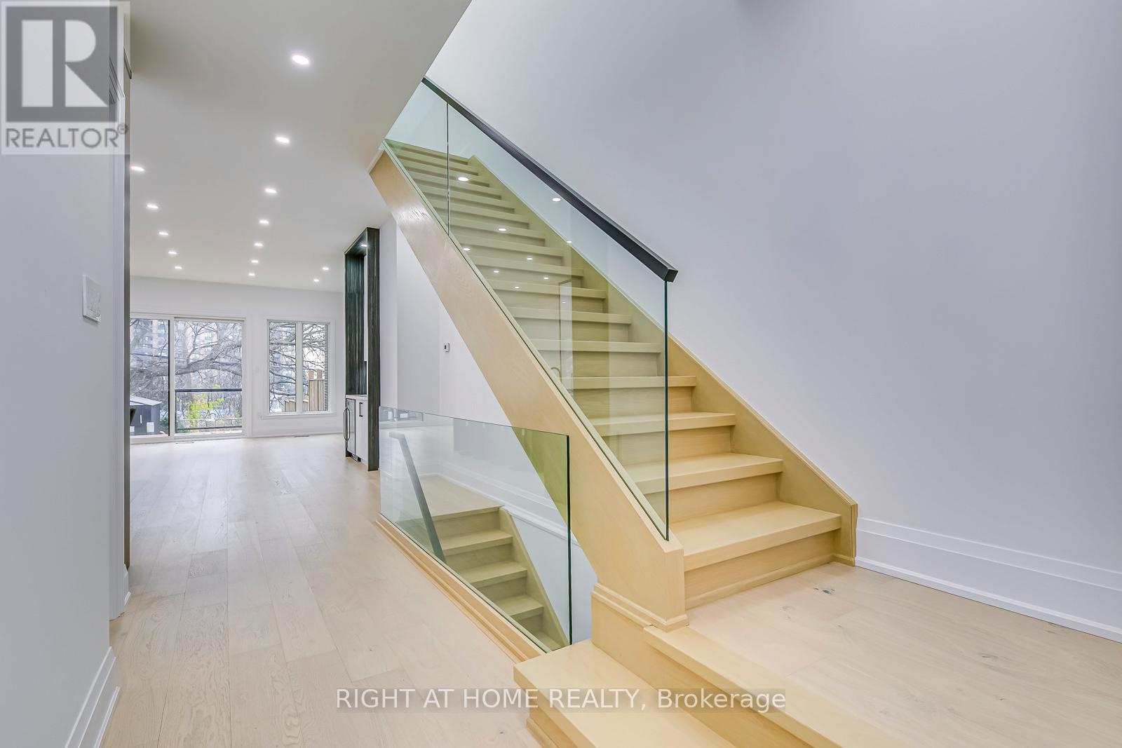 5 Enfield Avenue, Toronto (alderwood), Ontario