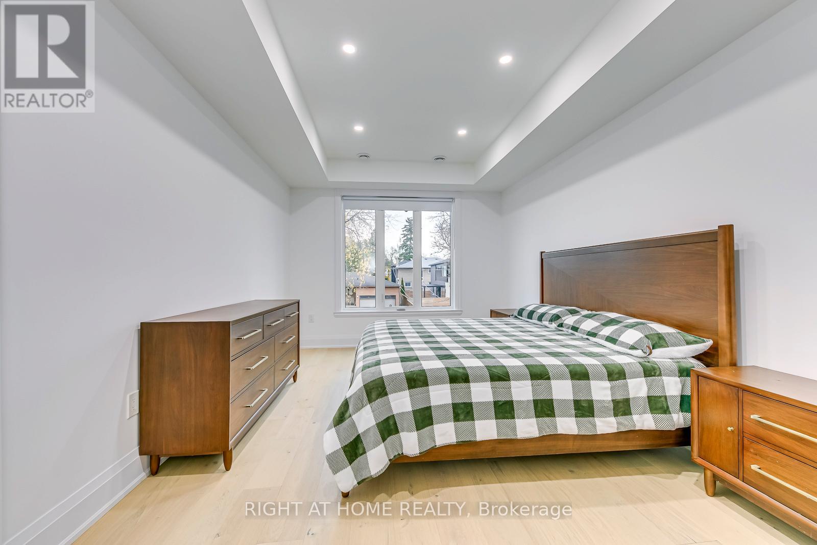 5 Enfield Avenue, Toronto (alderwood), Ontario