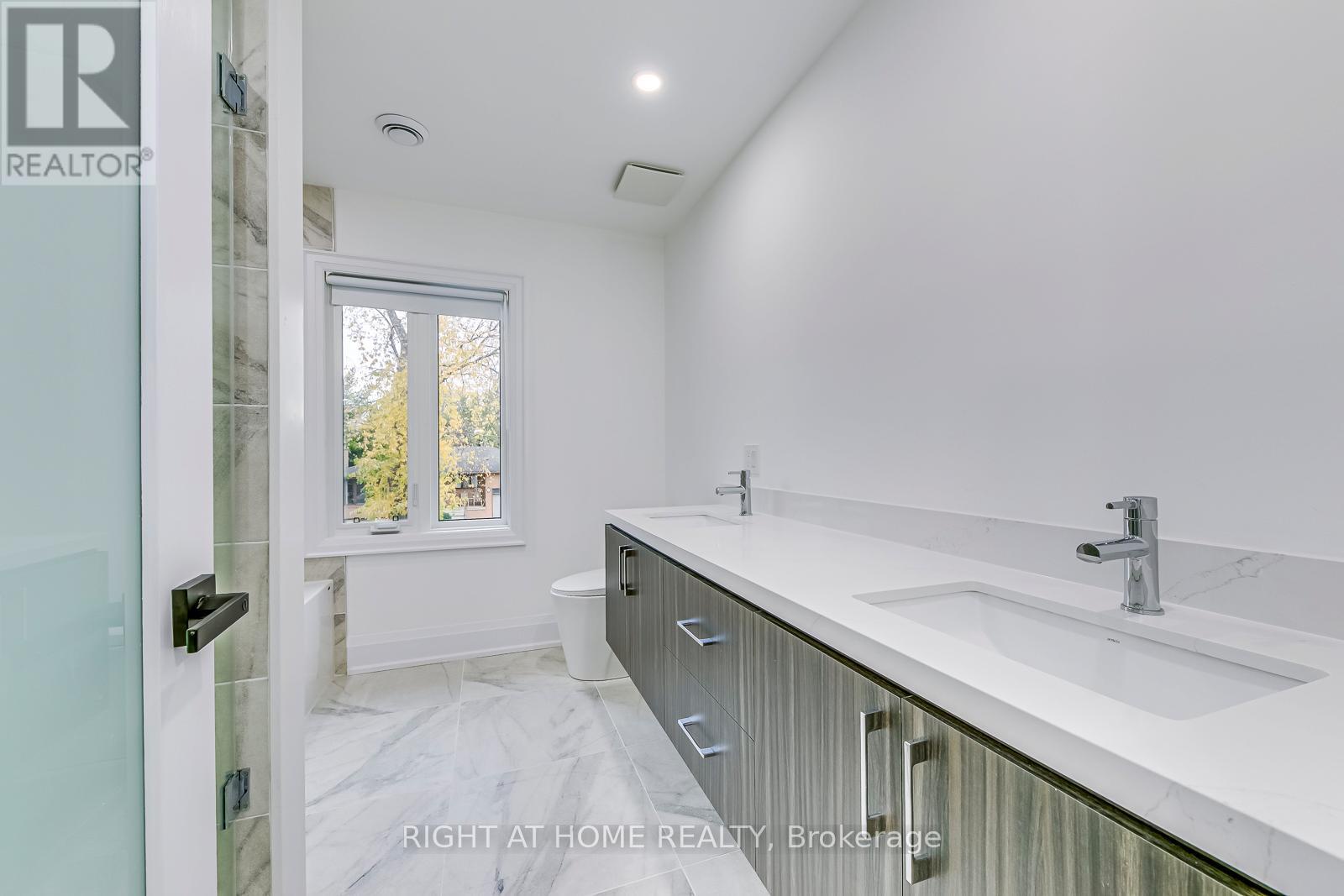 5 Enfield Avenue, Toronto (alderwood), Ontario
