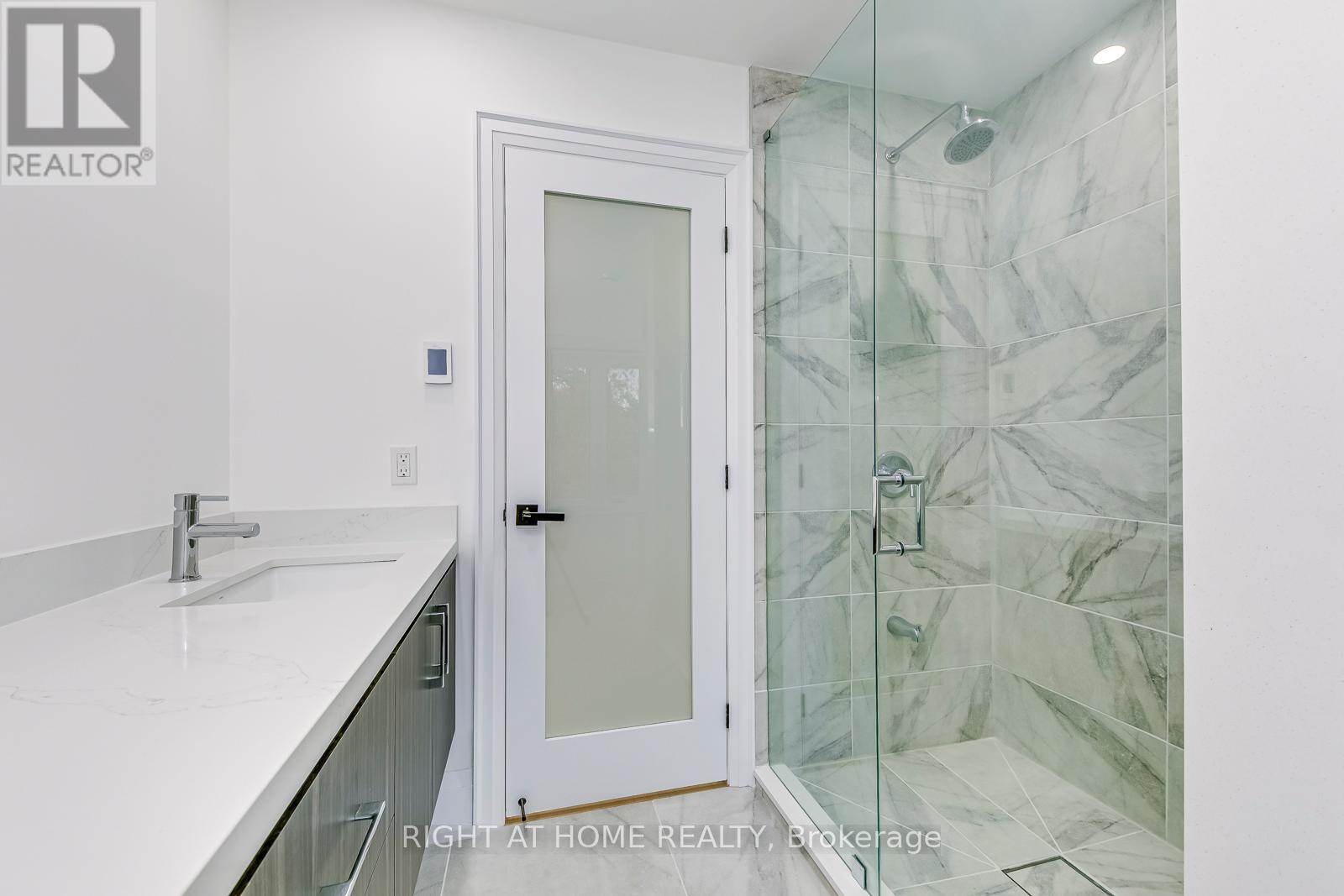 5 Enfield Avenue, Toronto (alderwood), Ontario