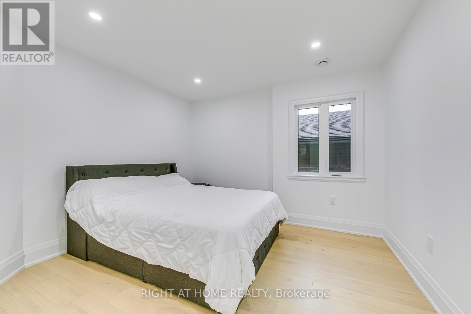 5 Enfield Avenue, Toronto (alderwood), Ontario