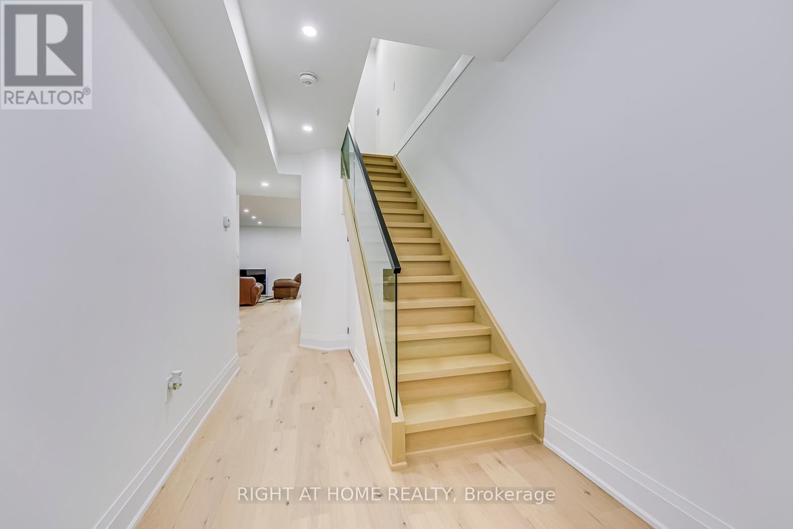 5 Enfield Avenue, Toronto (alderwood), Ontario