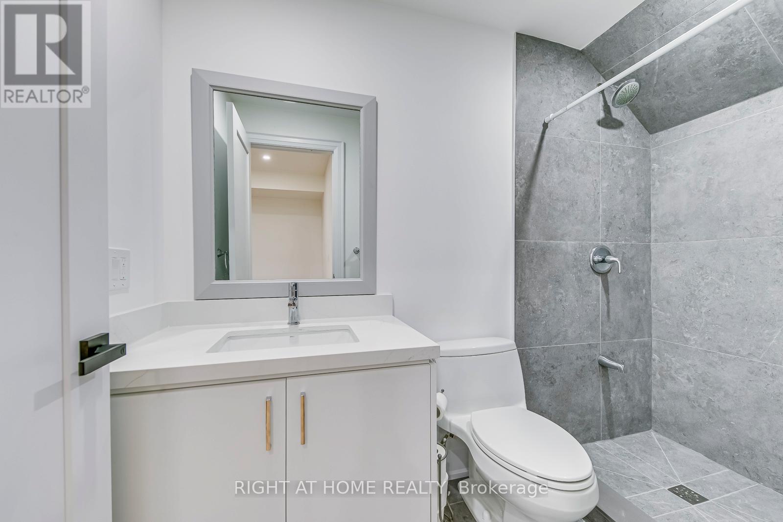 5 Enfield Avenue, Toronto (alderwood), Ontario