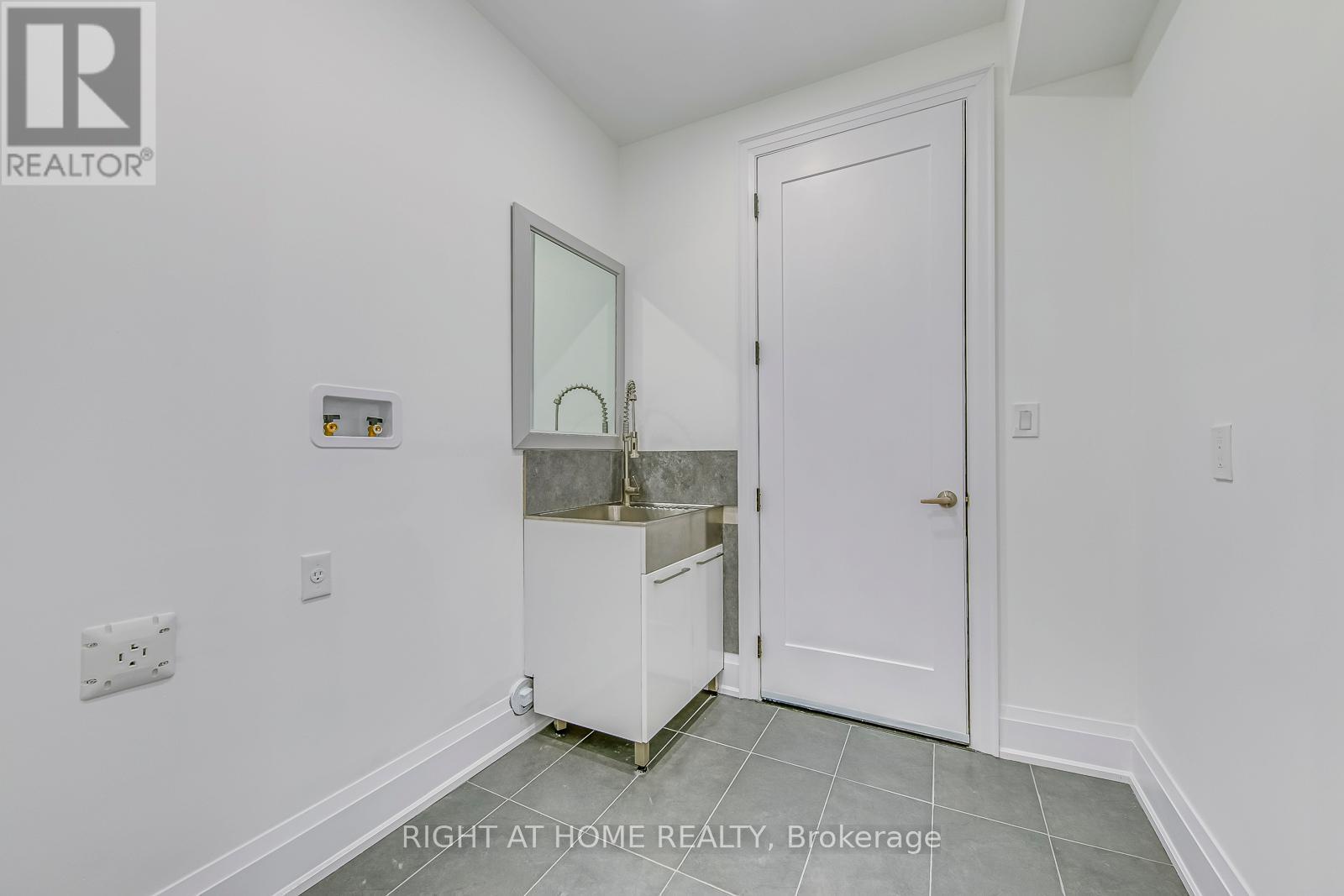 5 Enfield Avenue, Toronto (alderwood), Ontario
