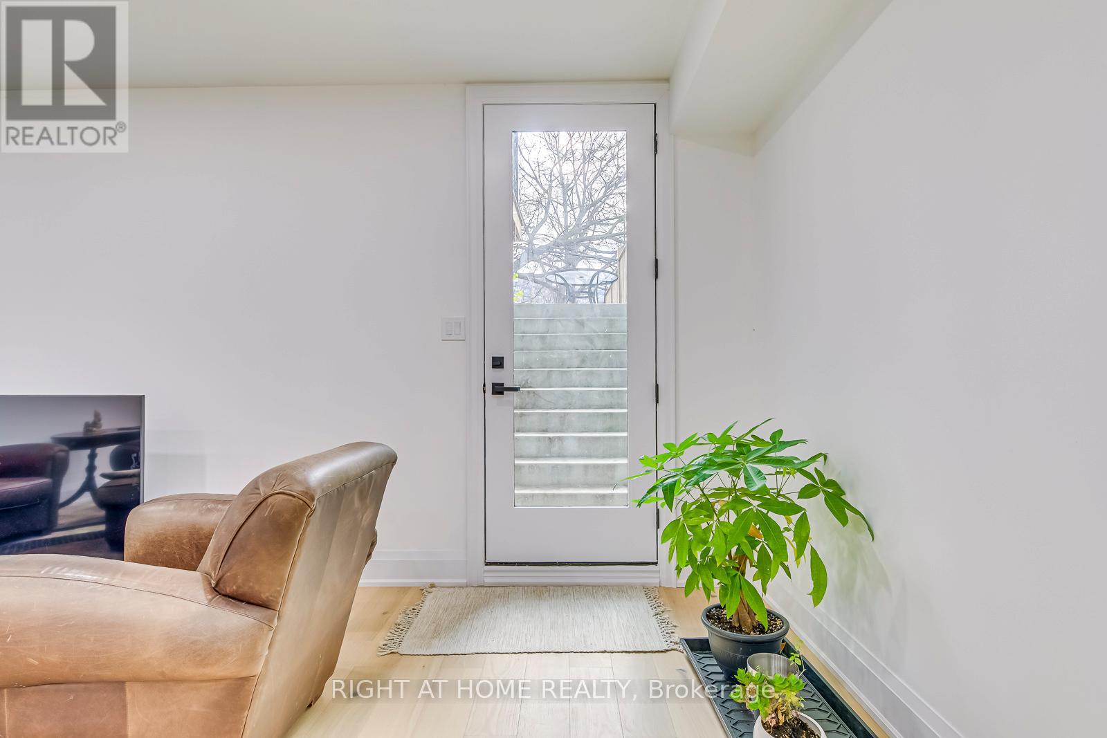 5 Enfield Avenue, Toronto (alderwood), Ontario