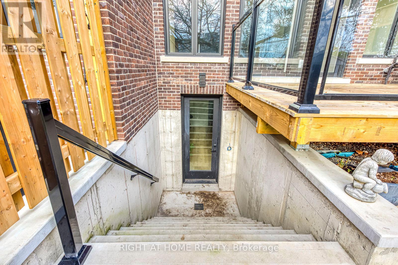 5 Enfield Avenue, Toronto (alderwood), Ontario
