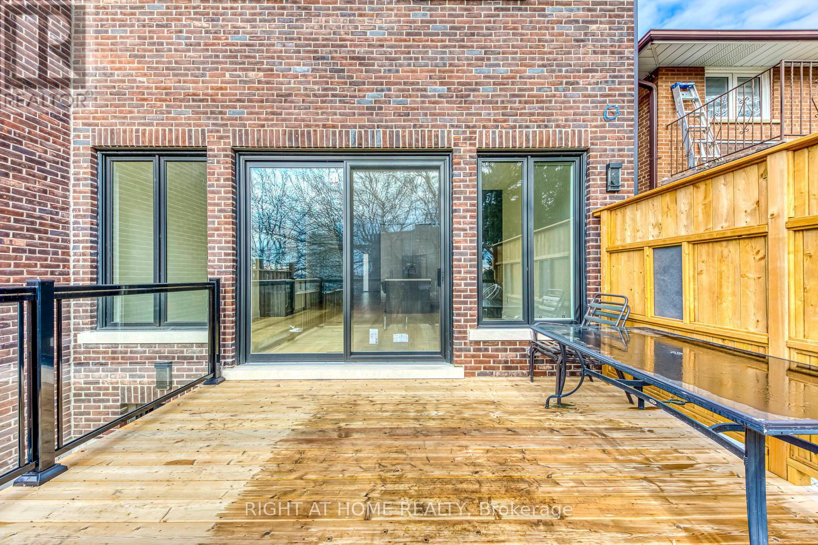 5 Enfield Avenue, Toronto (alderwood), Ontario