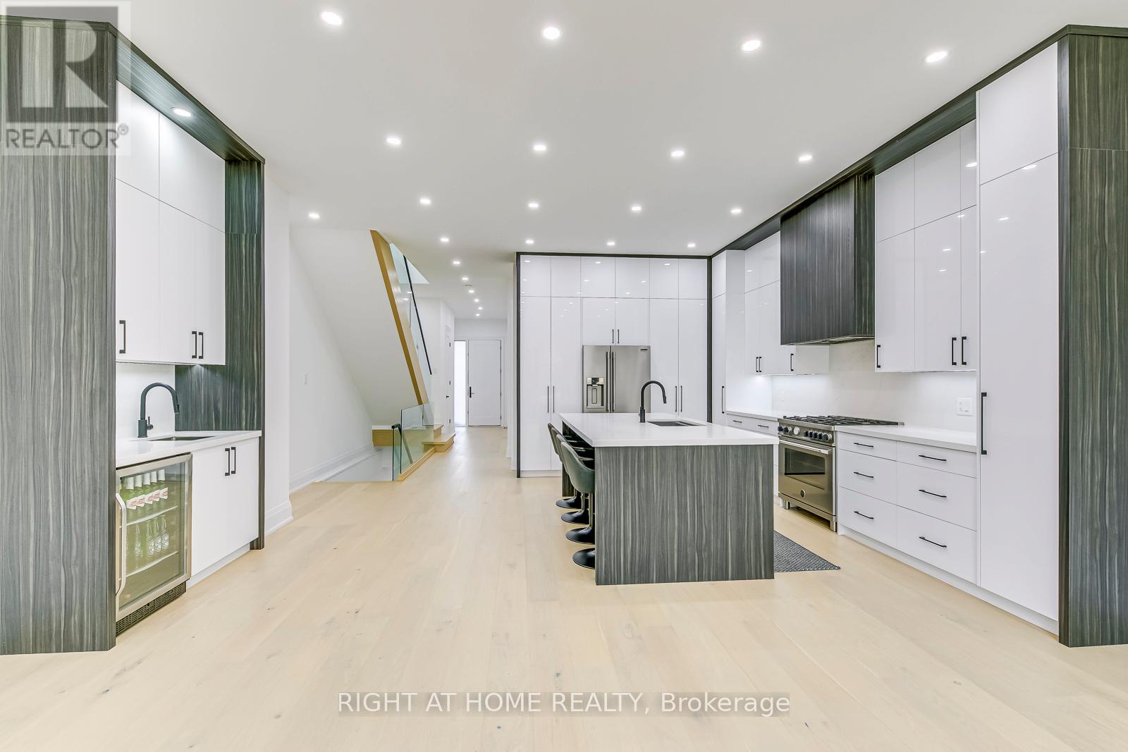 5 Enfield Avenue, Toronto (alderwood), Ontario